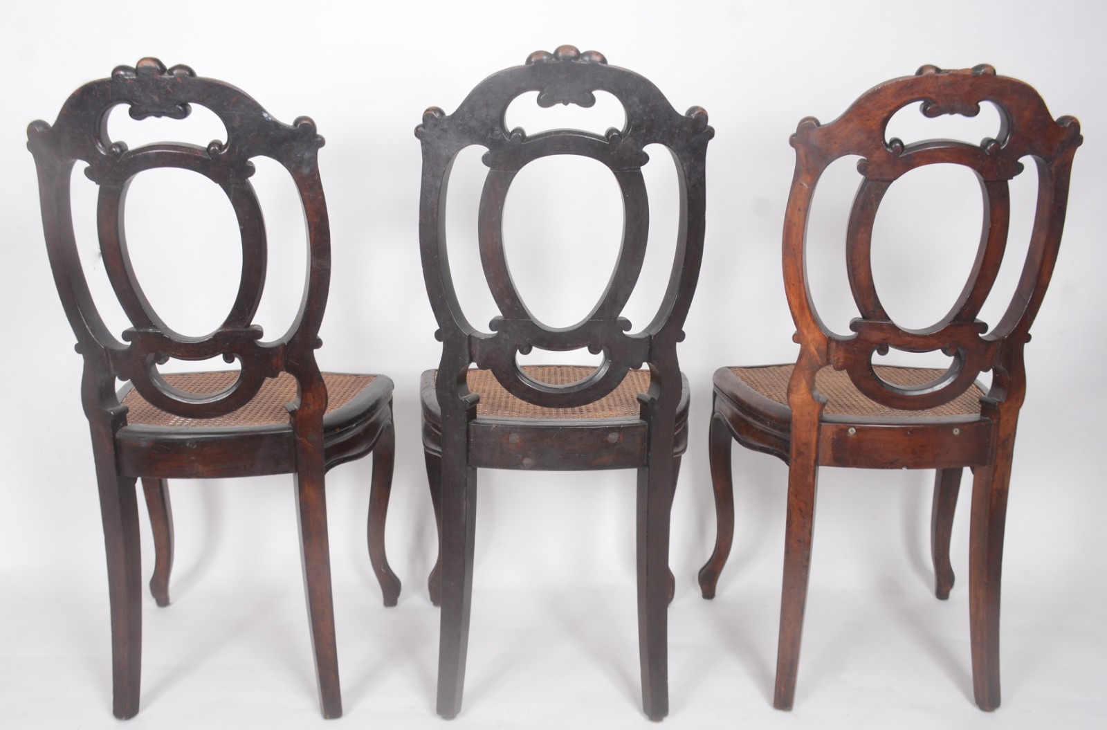 Conjunto com 5 cadeiras de madeira nobre, encostos na forma de... - foto 10 de 11