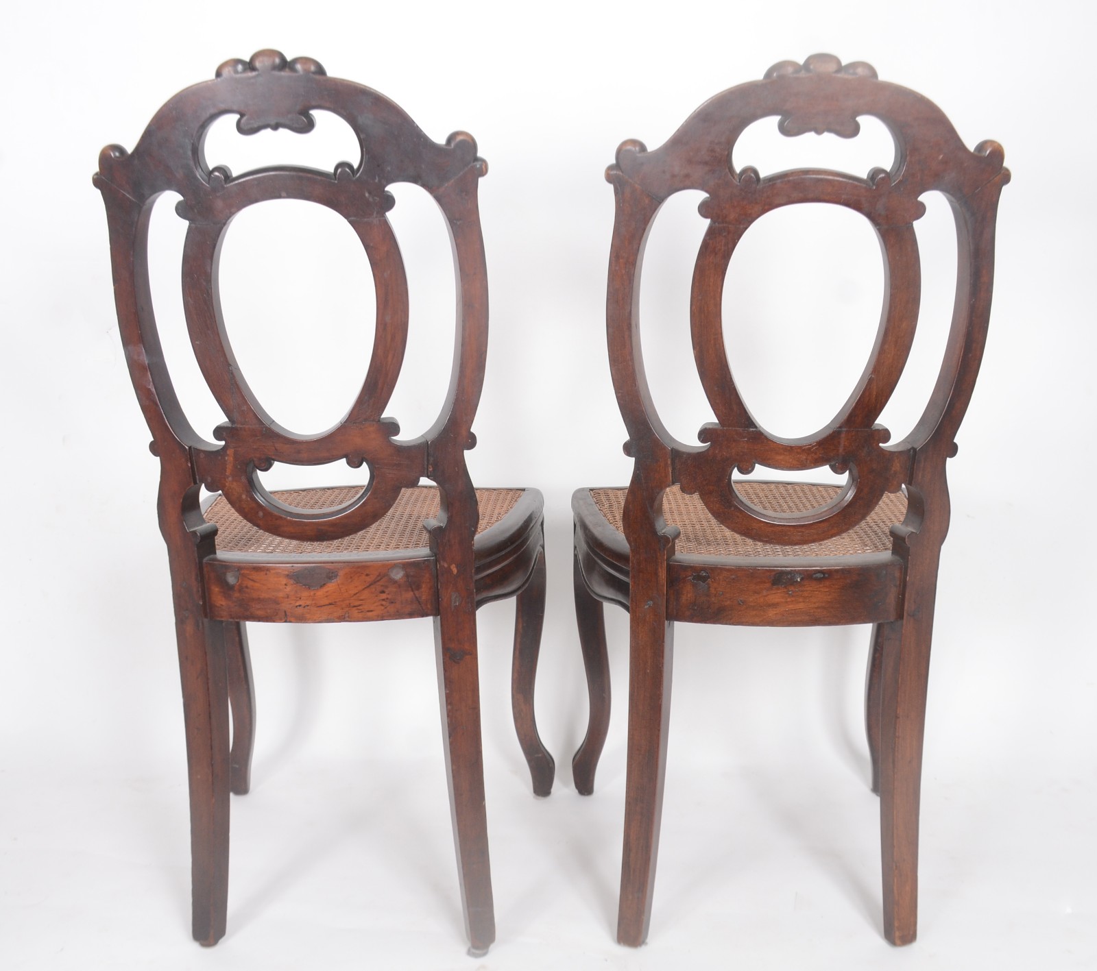 Conjunto com 5 cadeiras de madeira nobre, encostos na forma de... - foto 11 de 11