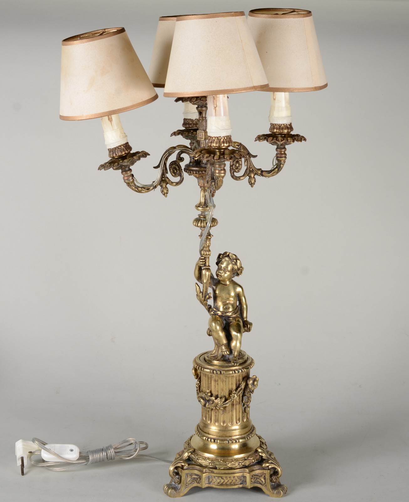Elegante abatjour de bronze com figura de "Pucci" para 4 luzes. - foto 1 de 8