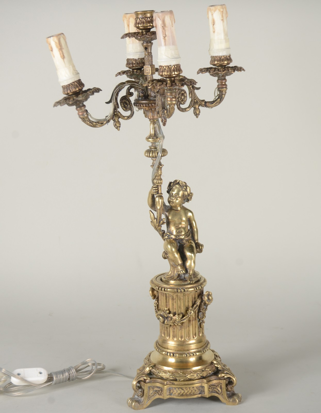 Elegante abatjour de bronze com figura de "Pucci" para 4 luzes. - foto 2 de 8