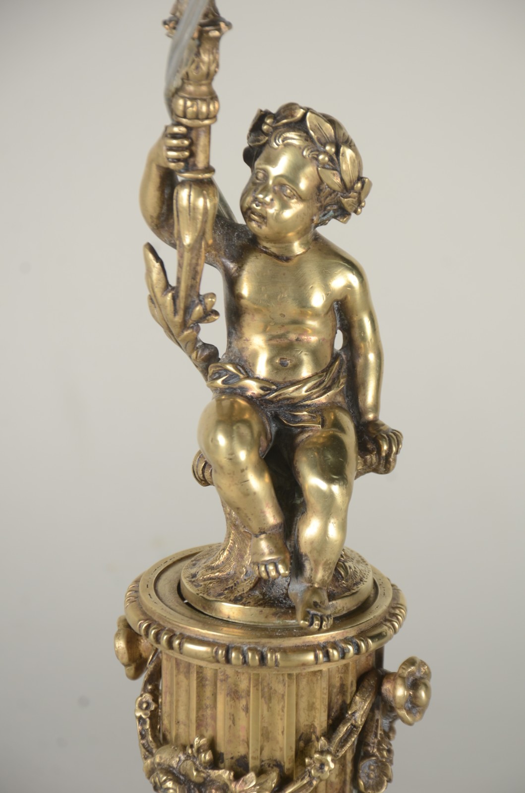 Elegante abatjour de bronze com figura de "Pucci" para 4 luzes. - foto 3 de 8