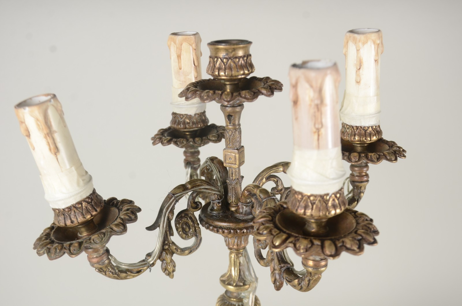 Elegante abatjour de bronze com figura de "Pucci" para 4 luzes. - foto 4 de 8