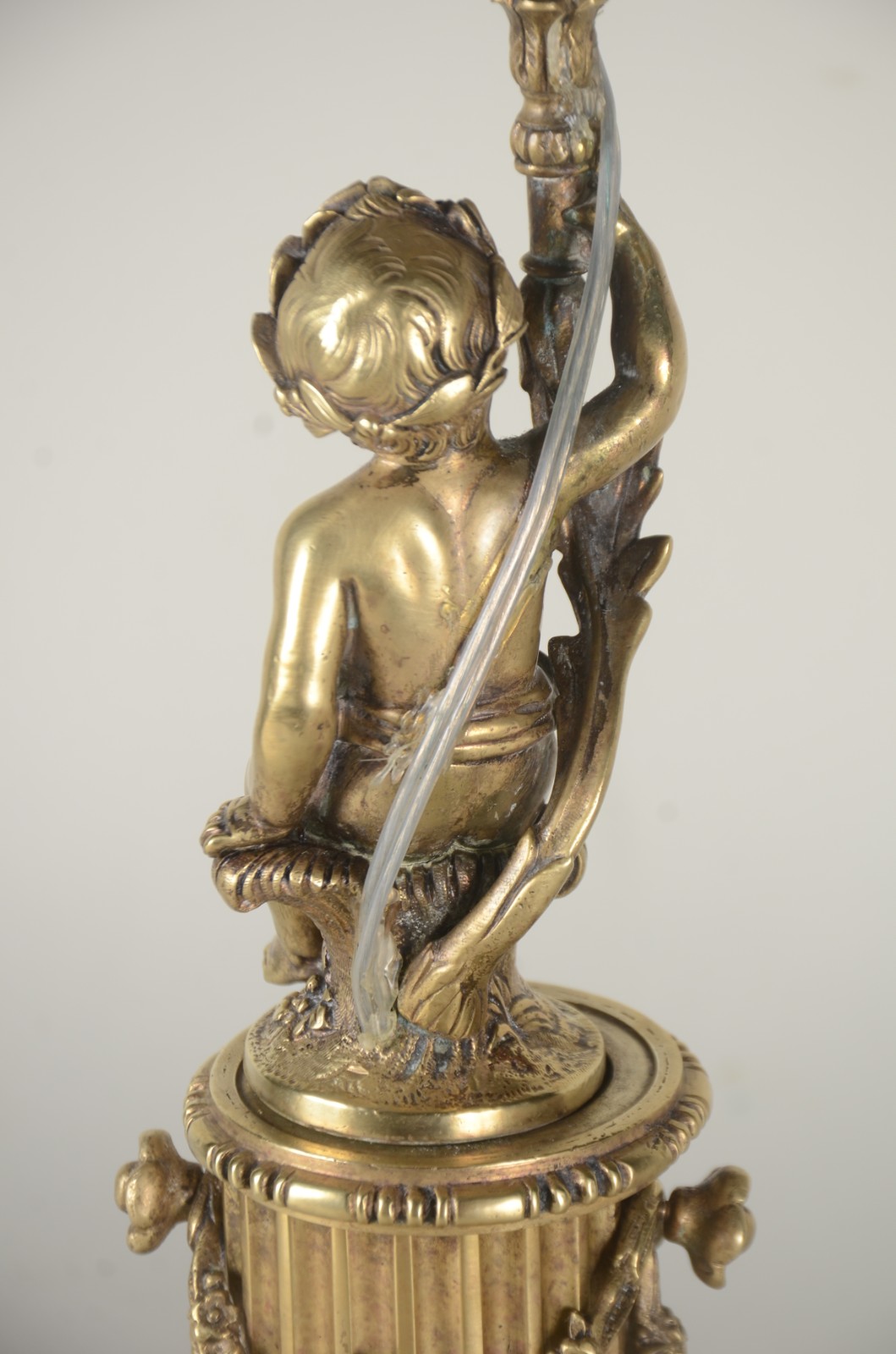 Elegante abatjour de bronze com figura de "Pucci" para 4 luzes. - foto 6 de 8