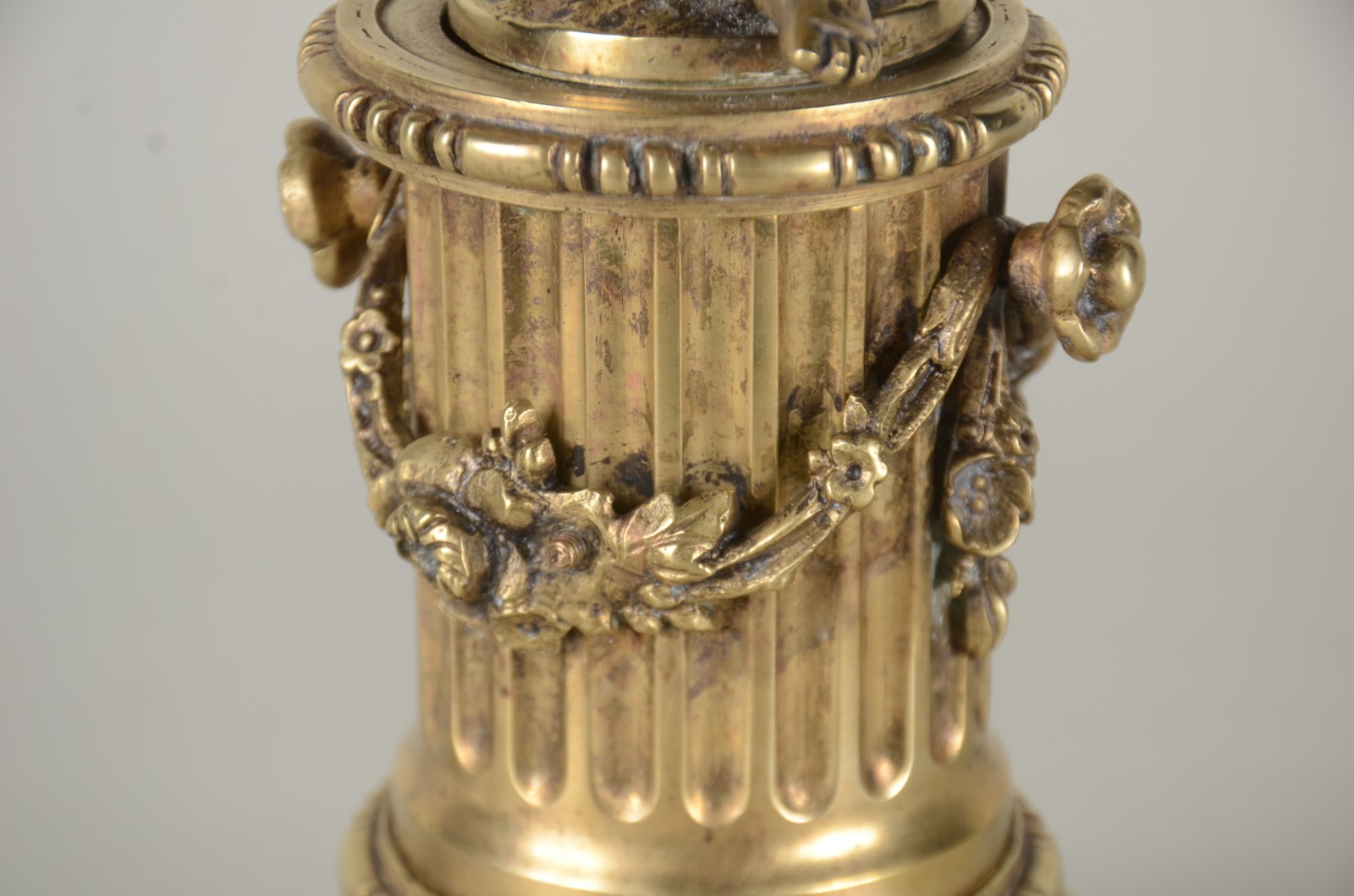 Elegante abatjour de bronze com figura de "Pucci" para 4 luzes. - foto 7 de 8