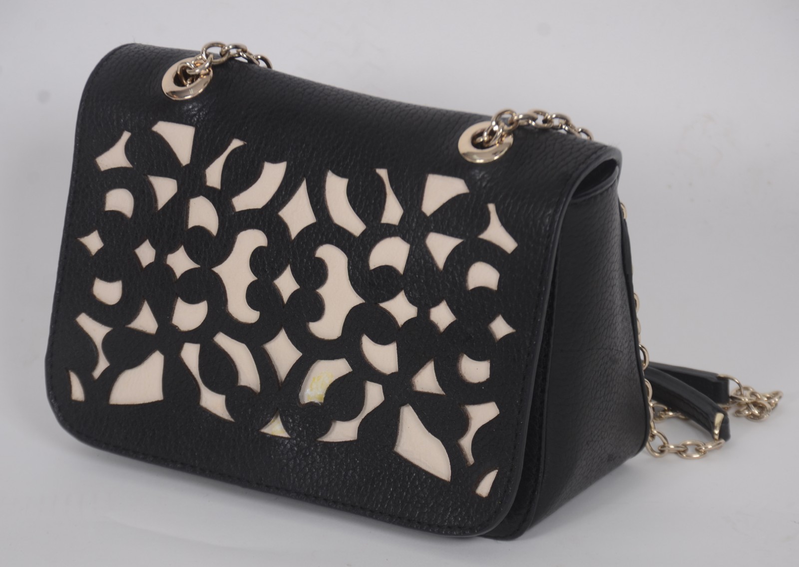 Elegante bolsa feminina em couro com corrente dourada. - foto 4 de 10
