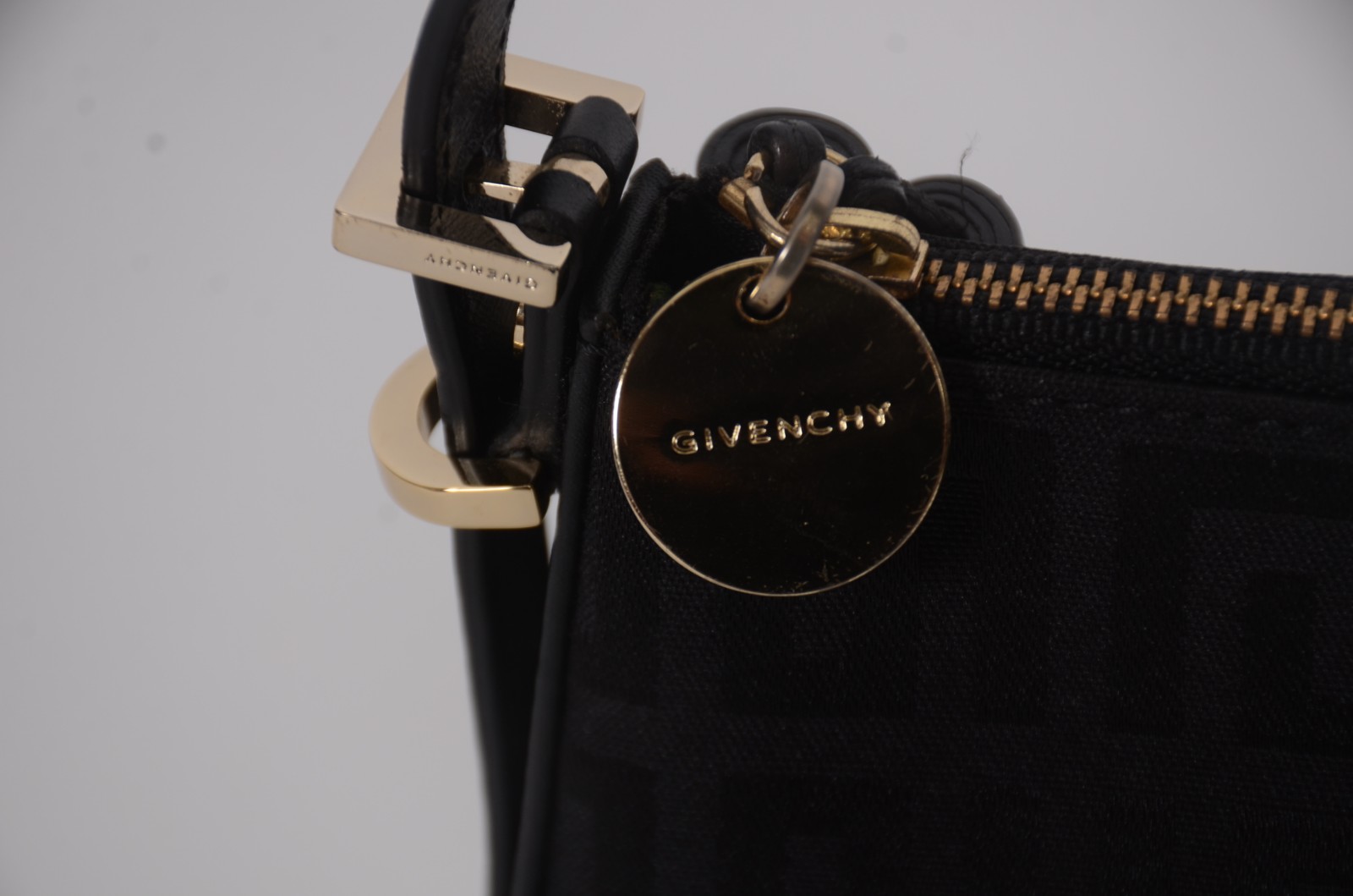 Bolsa feminina da grife francesa Givenchy. Nº YO1014. - foto 4 de 7