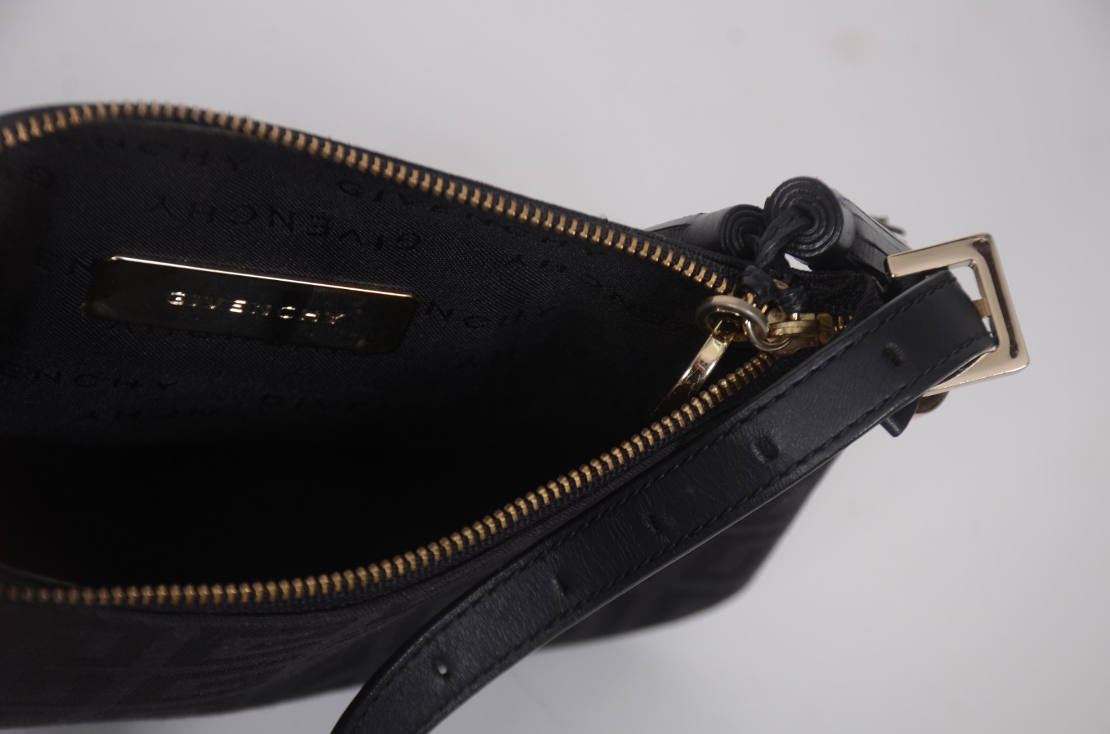 Bolsa feminina da grife francesa Givenchy. Nº YO1014. - foto 5 de 7