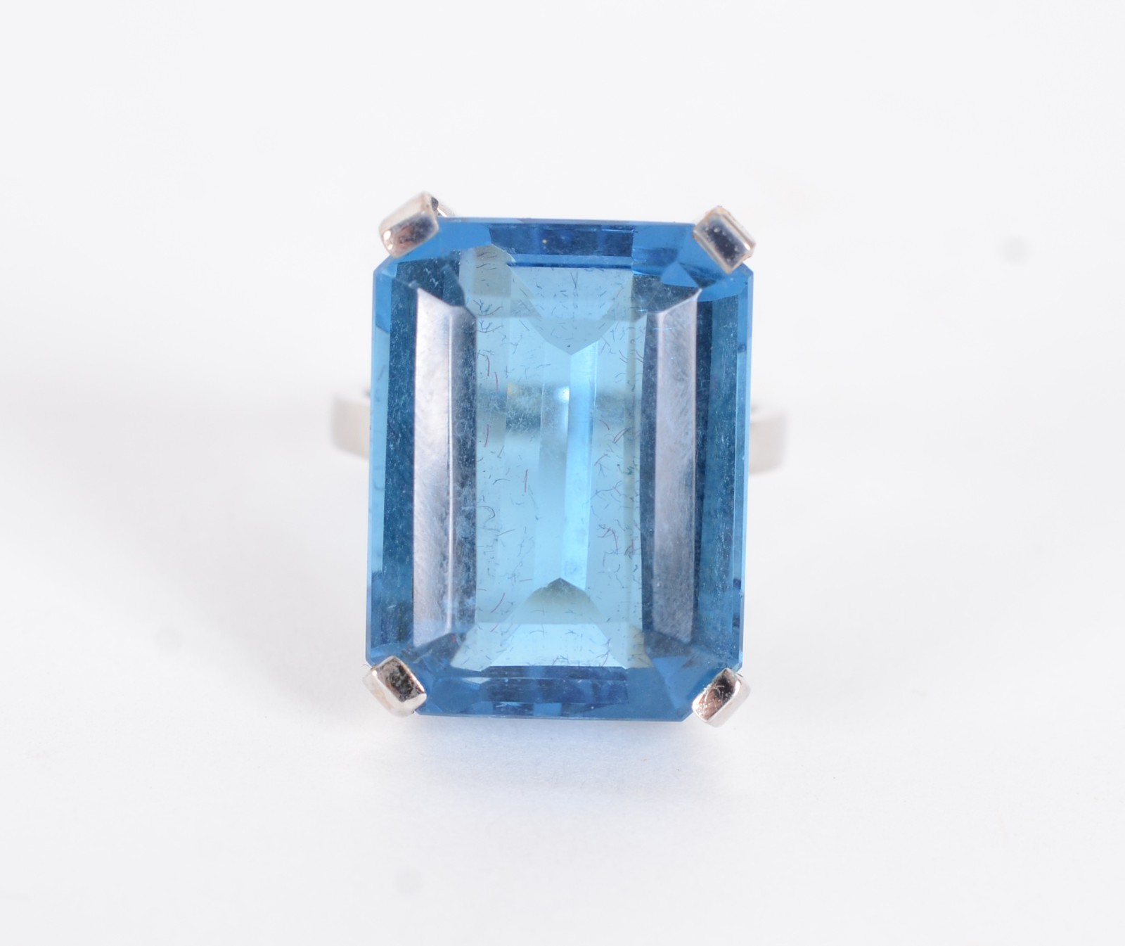 Anel em ouro branco 18 k. com maravilhoso Topázio London Blue aro 18... - foto 2 de 8