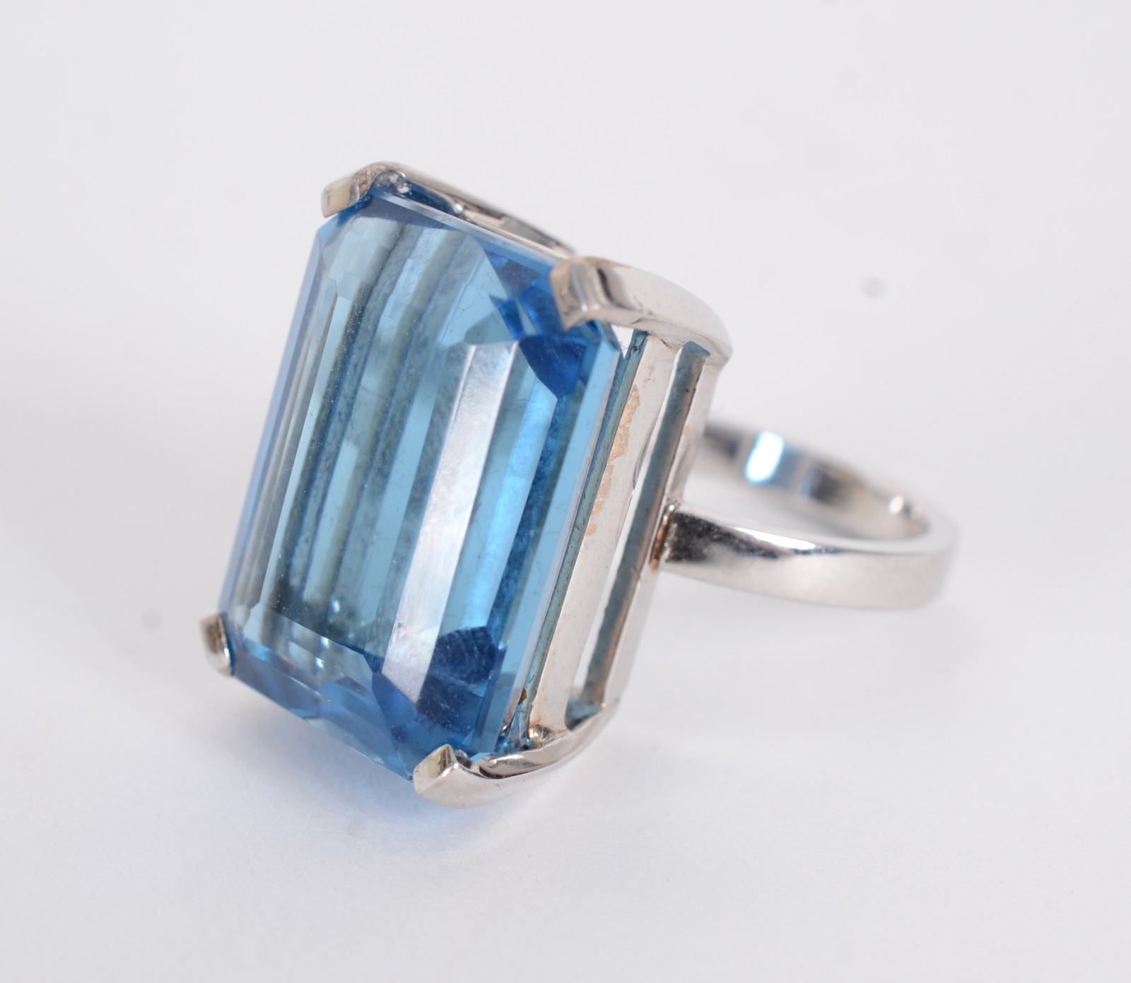 Anel em ouro branco 18 k. com maravilhoso Topázio London Blue aro 18... - foto 1 de 8