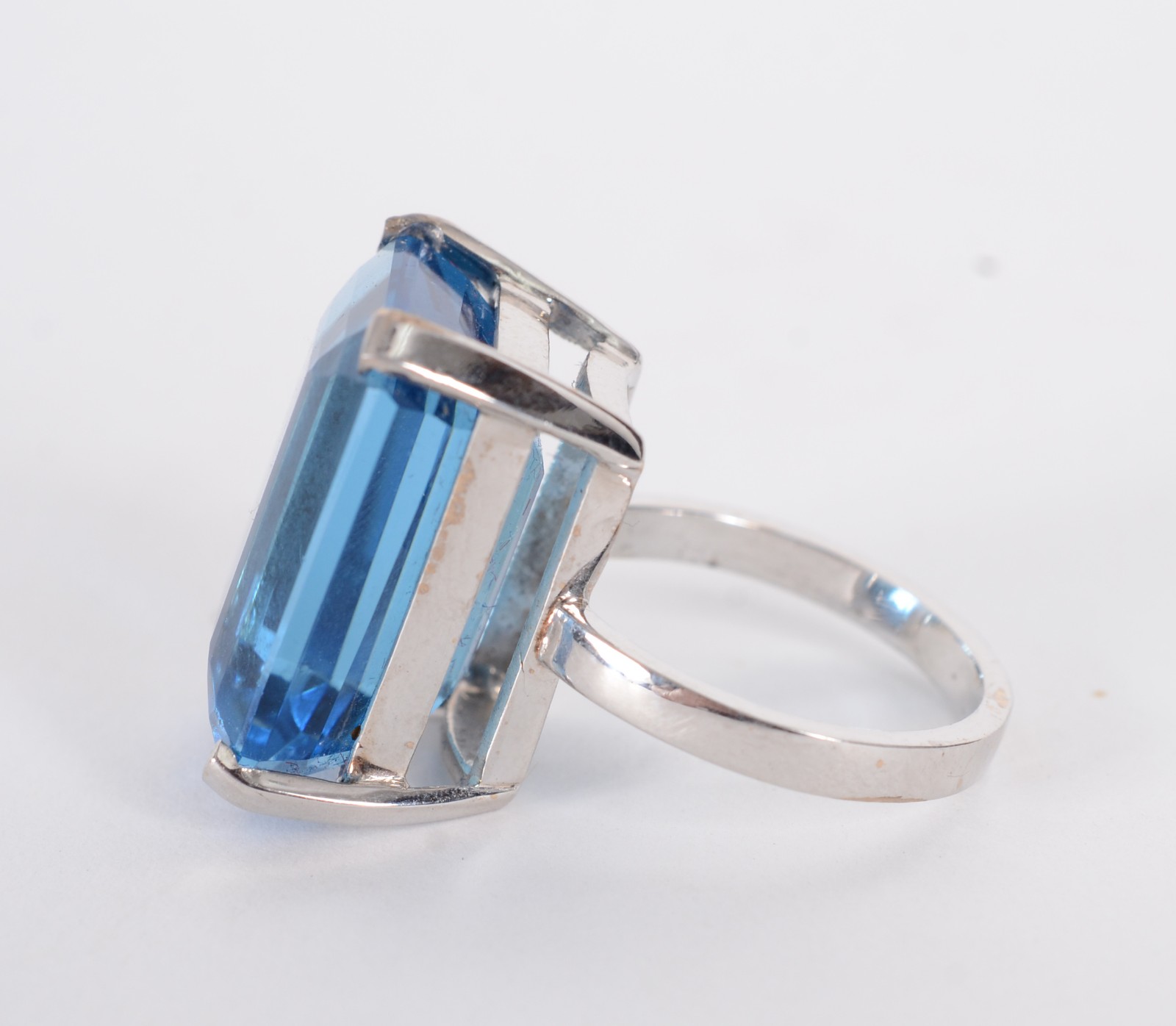 Anel em ouro branco 18 k. com maravilhoso Topázio London Blue aro 18... - foto 3 de 8