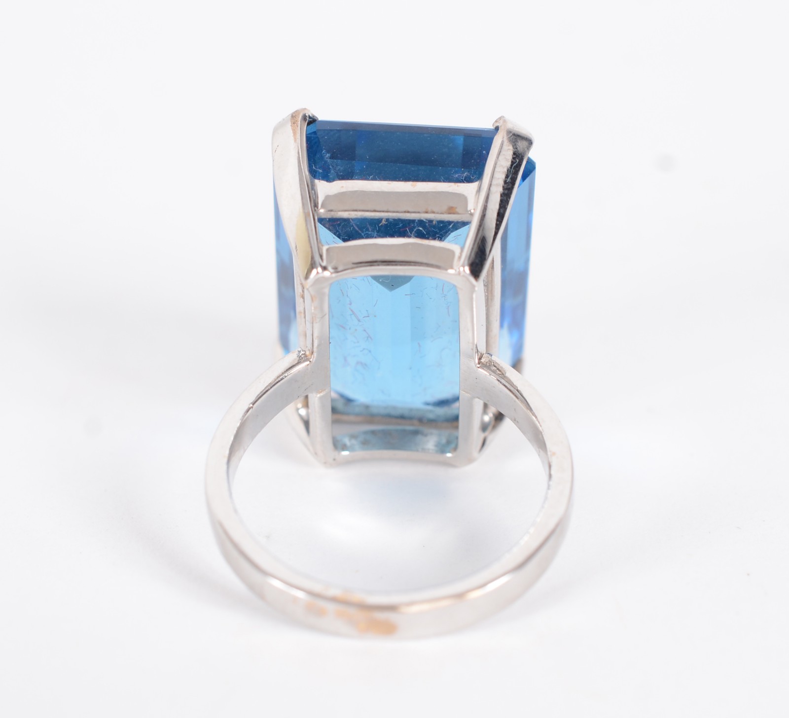 Anel em ouro branco 18 k. com maravilhoso Topázio London Blue aro 18... - foto 4 de 8