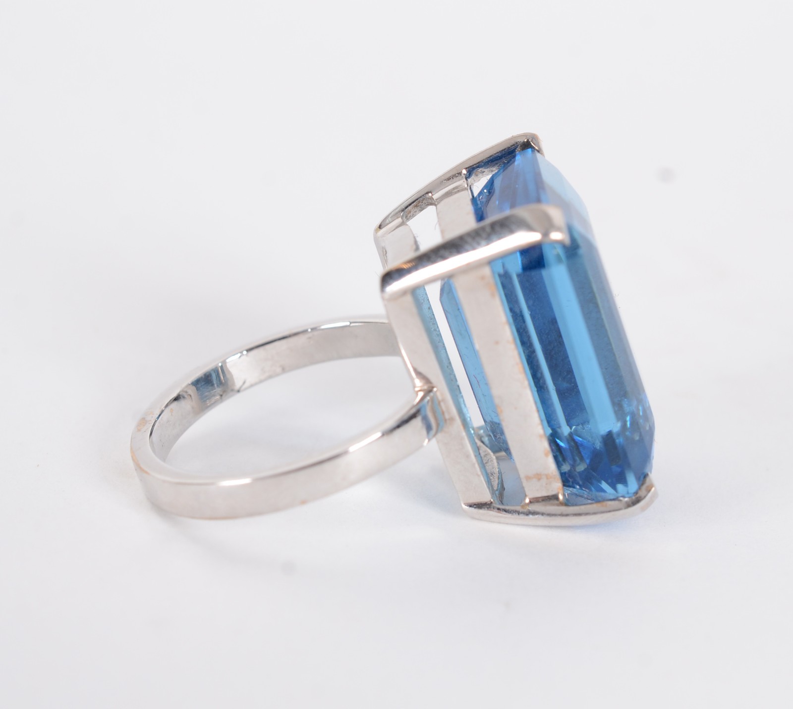 Anel em ouro branco 18 k. com maravilhoso Topázio London Blue aro 18... - foto 5 de 8