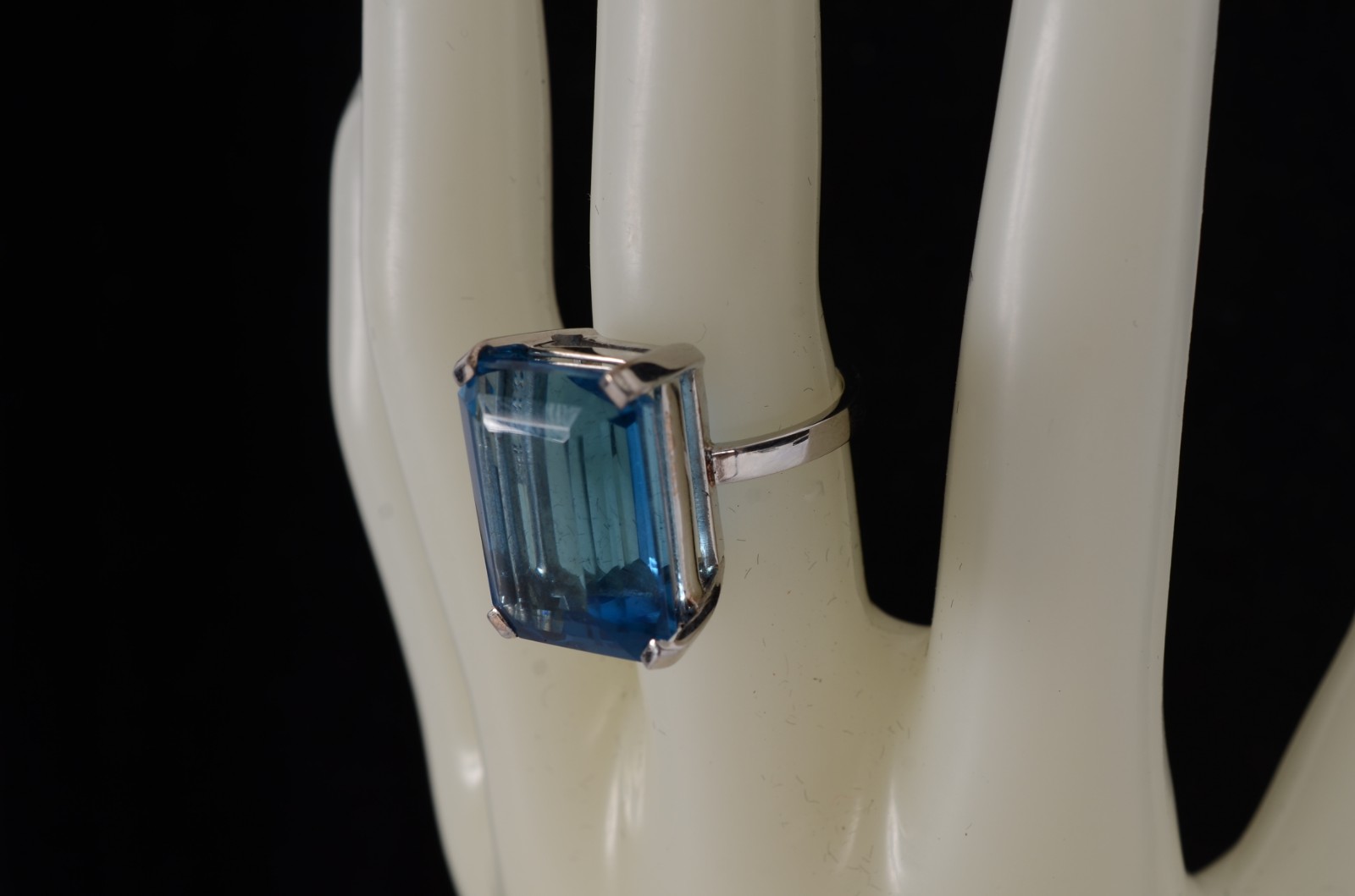 Anel em ouro branco 18 k. com maravilhoso Topázio London Blue aro 18... - foto 6 de 8