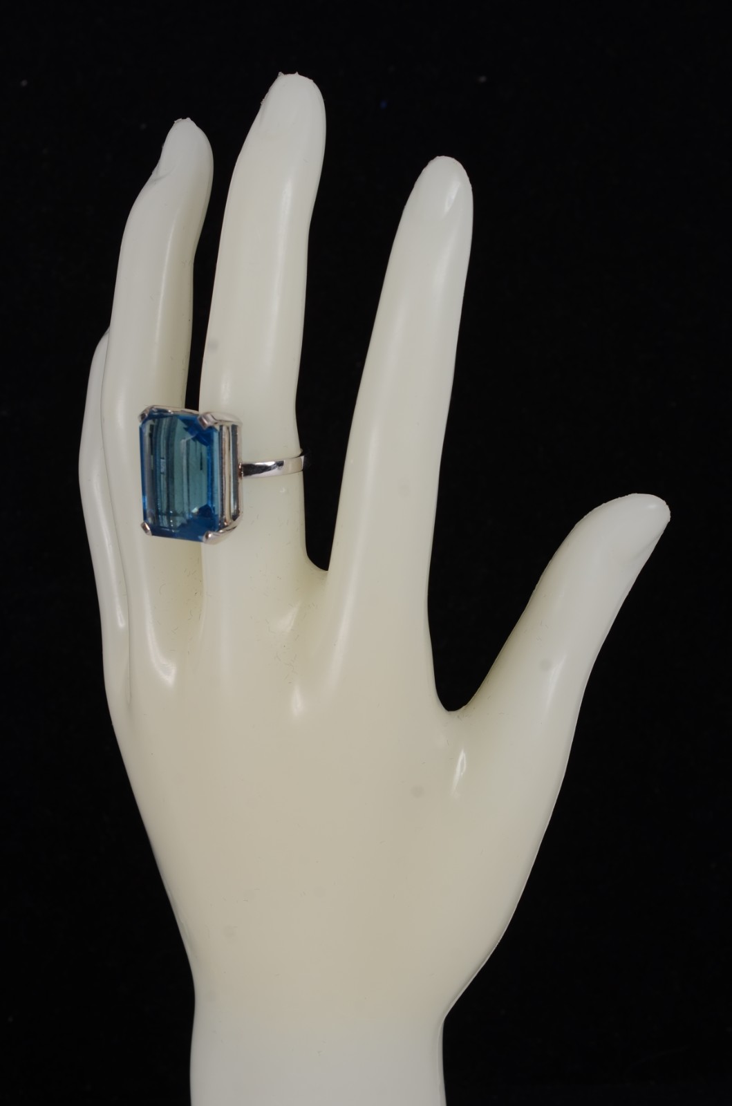 Anel em ouro branco 18 k. com maravilhoso Topázio London Blue aro 18... - foto 7 de 8