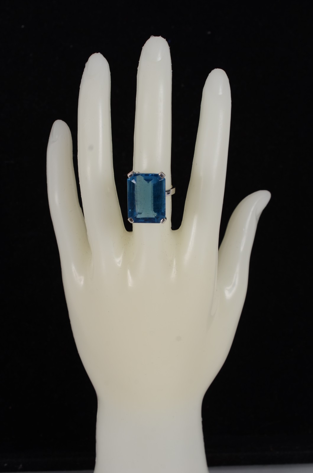 Anel em ouro branco 18 k. com maravilhoso Topázio London Blue aro 18... - foto 8 de 8