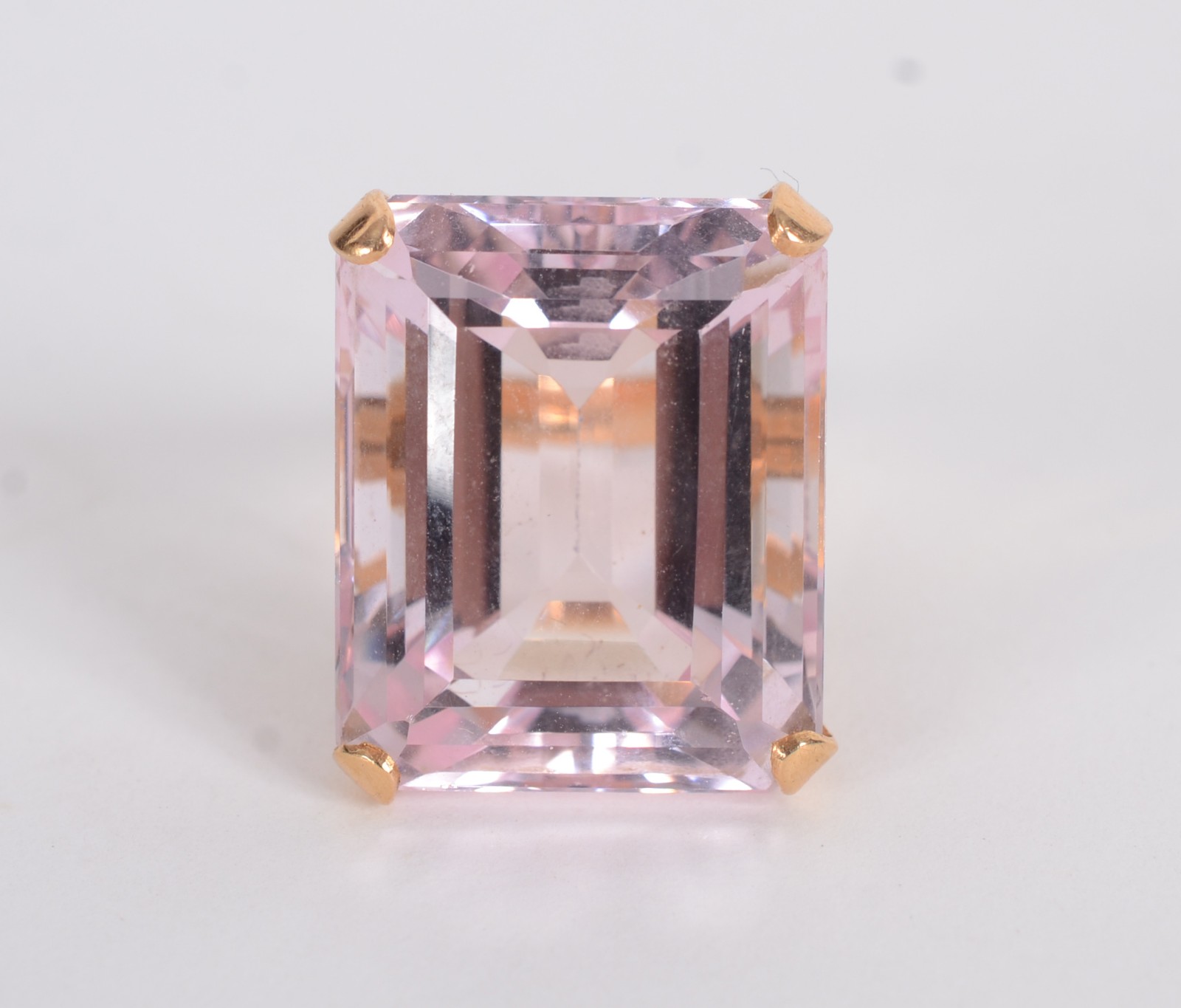 Anel em ouro 18 k., sem contraste, com grande quartzo rosa em... - foto 2 de 9