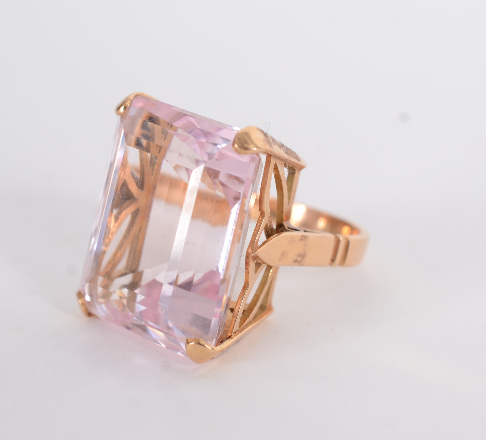 Anel em ouro 18 k., sem contraste, com grande quartzo rosa em... - foto 1 de 9