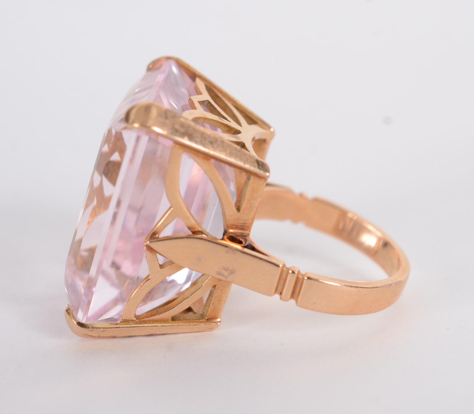 Anel em ouro 18 k., sem contraste, com grande quartzo rosa em... - foto 3 de 9