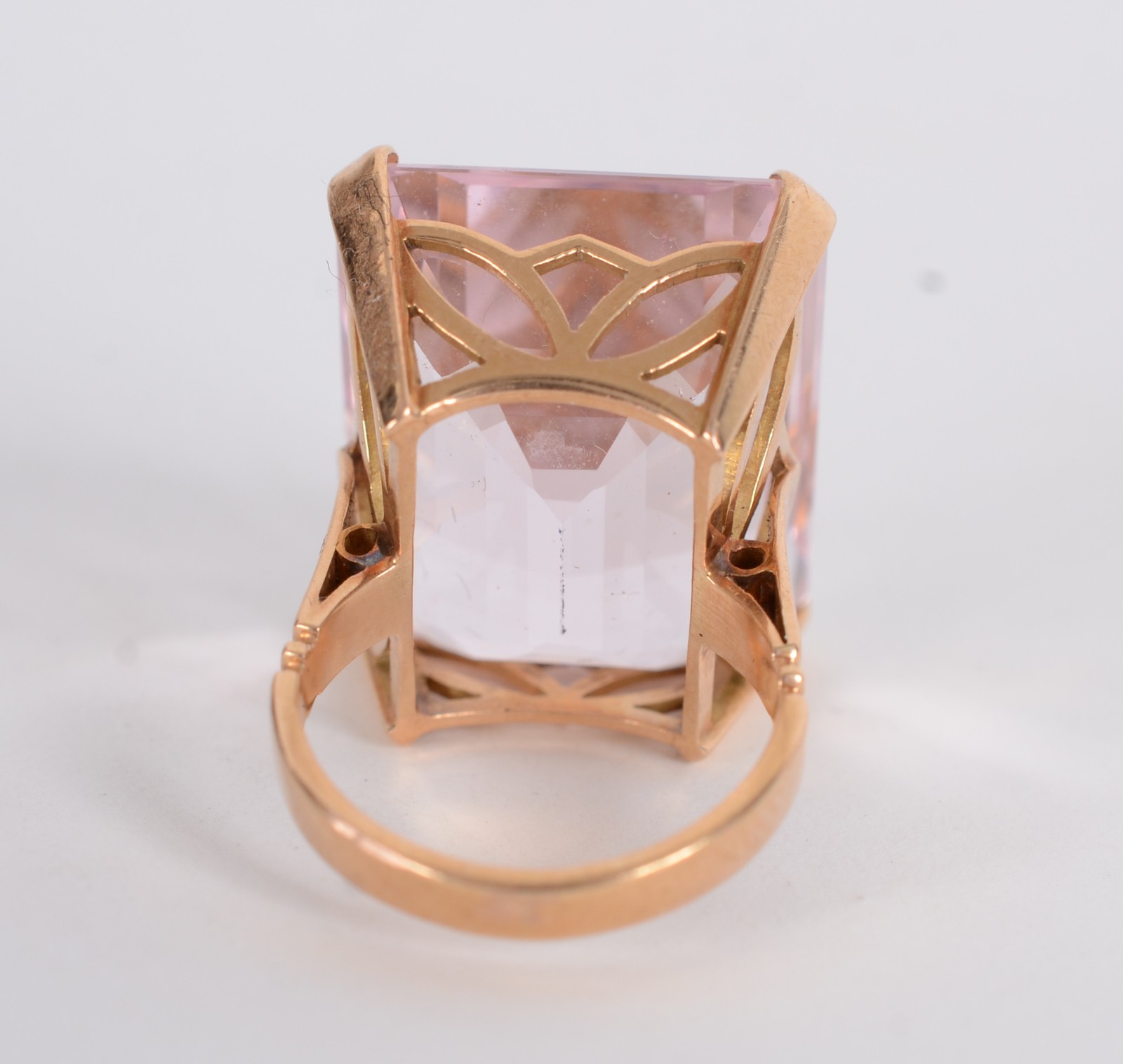 Anel em ouro 18 k., sem contraste, com grande quartzo rosa em... - foto 4 de 9