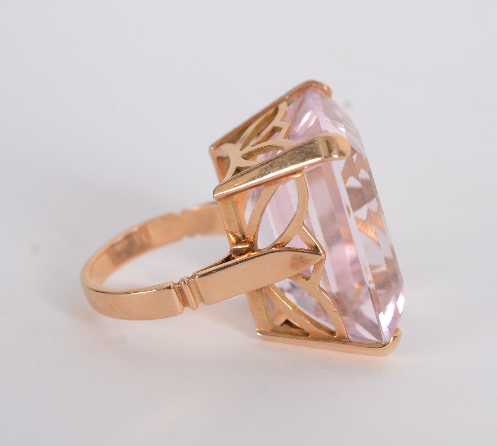 Anel em ouro 18 k., sem contraste, com grande quartzo rosa em... - foto 5 de 9