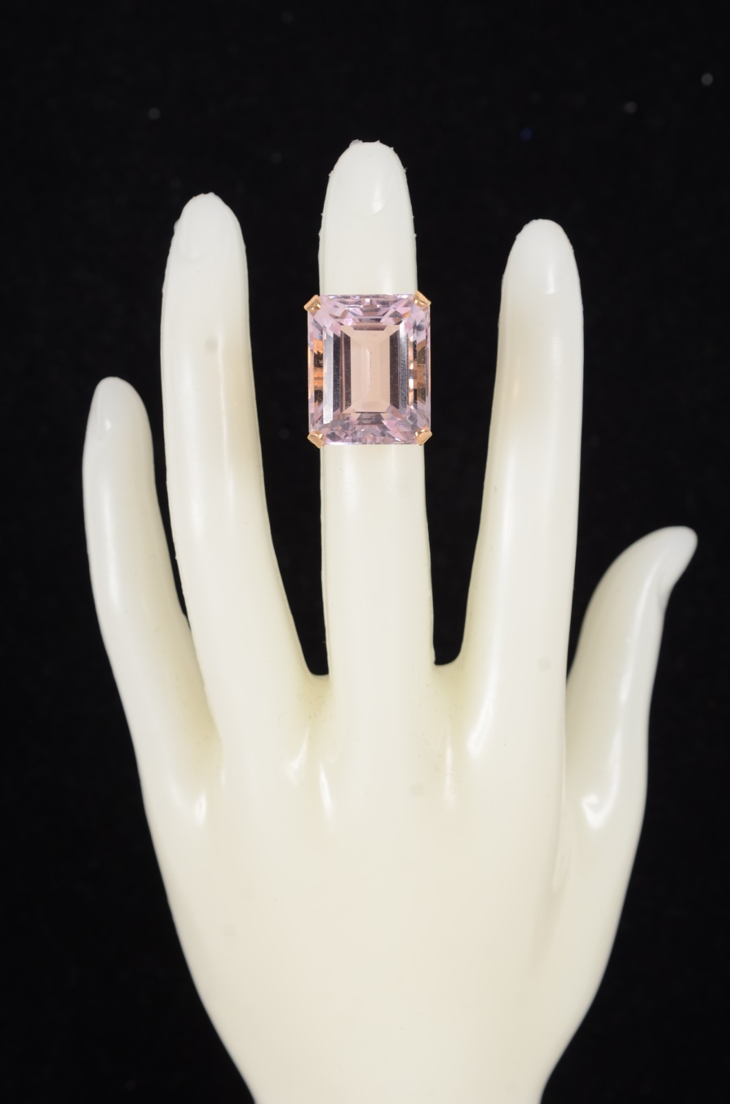 Anel em ouro 18 k., sem contraste, com grande quartzo rosa em... - foto 6 de 9