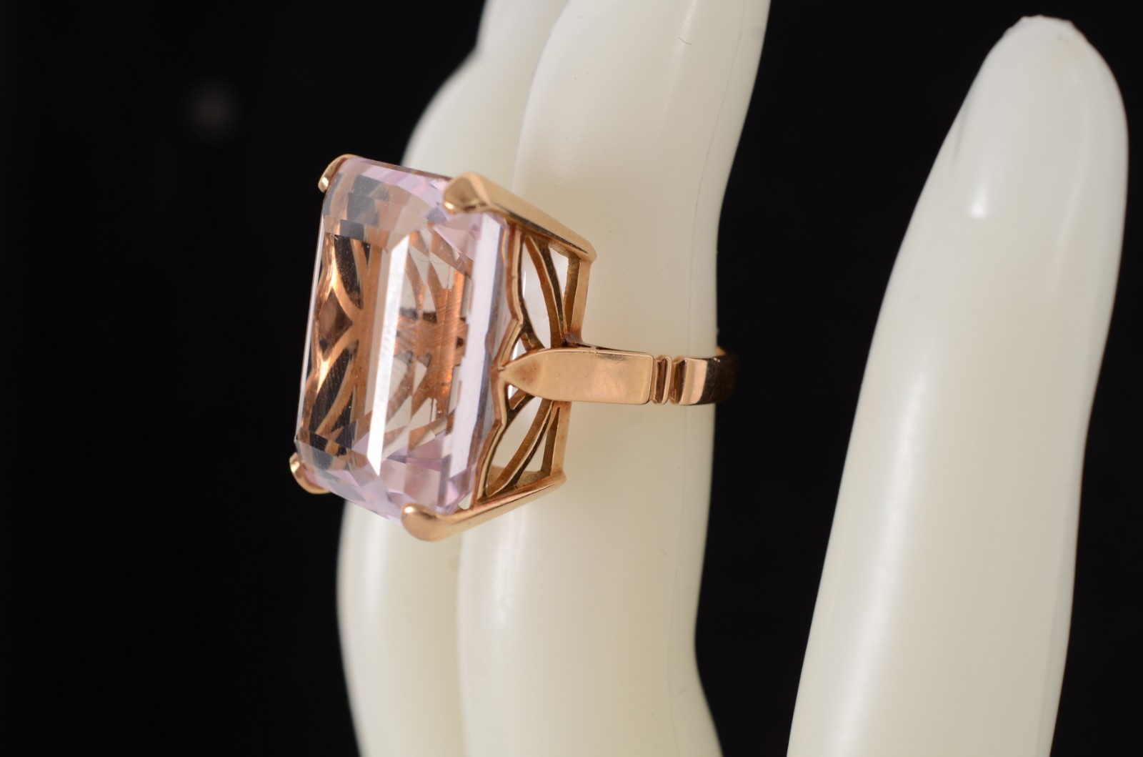 Anel em ouro 18 k., sem contraste, com grande quartzo rosa em... - foto 7 de 9