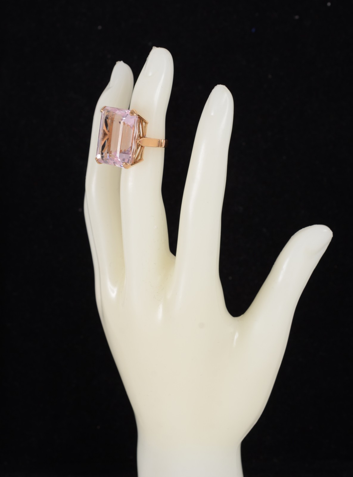 Anel em ouro 18 k., sem contraste, com grande quartzo rosa em... - foto 8 de 9