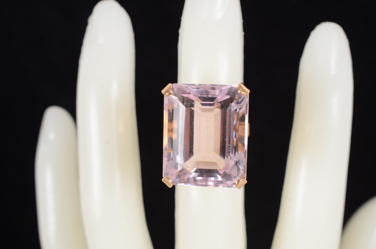 Anel em ouro 18 k., sem contraste, com grande quartzo rosa em... - foto 9 de 9