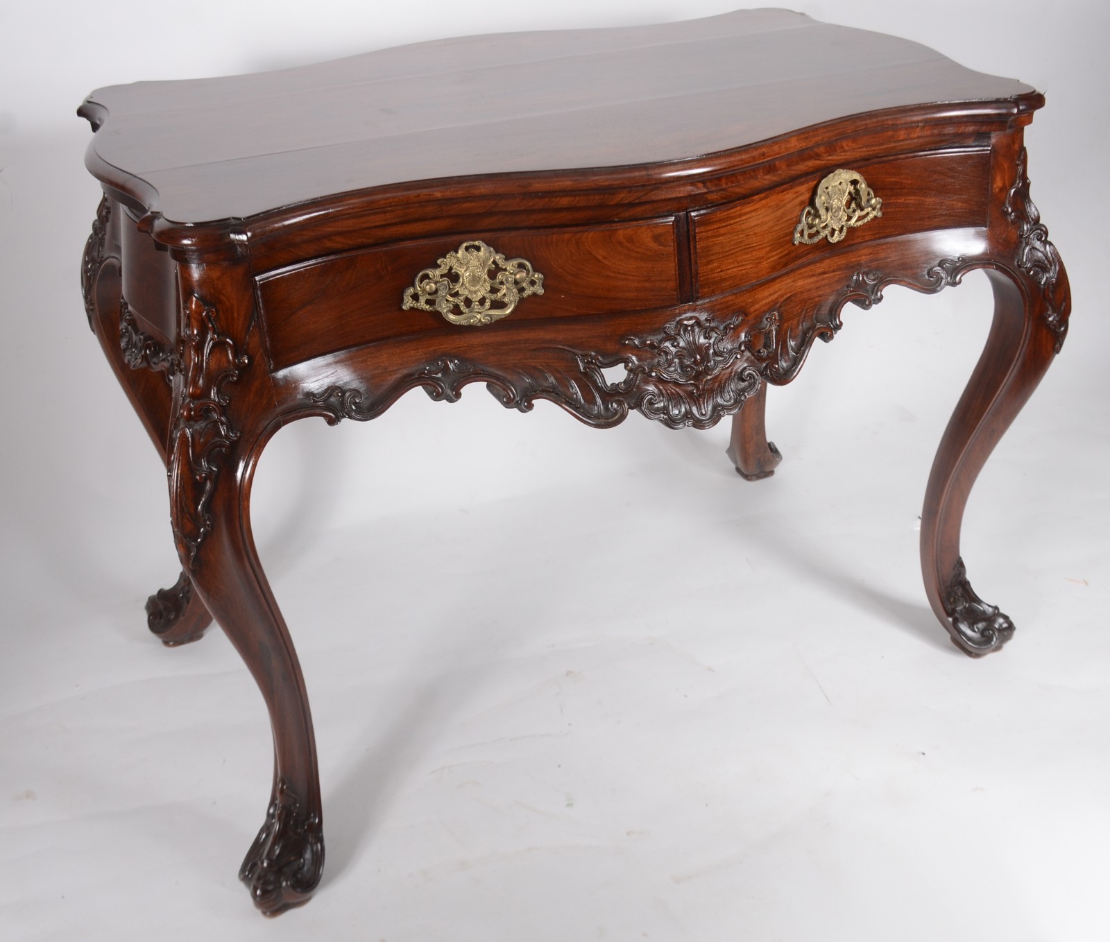 Mesa de apresentação, estilo Dom José, de jacarandá com 2 gavetas e... - foto 1 de 6