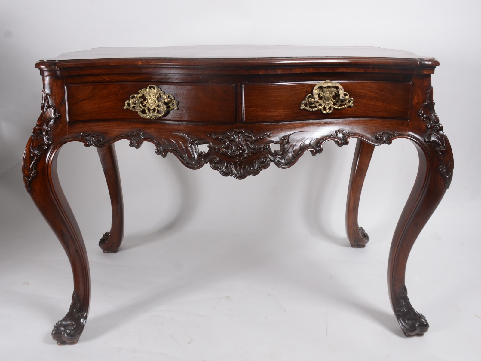 Mesa de apresentação, estilo Dom José, de jacarandá com 2 gavetas e... - foto 2 de 6