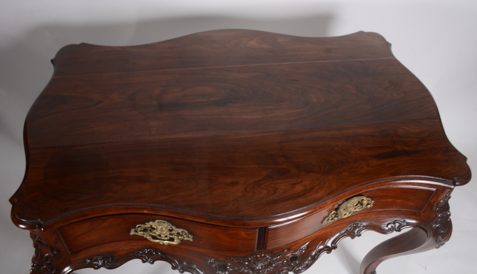 Mesa de apresentação, estilo Dom José, de jacarandá com 2 gavetas e... - foto 4 de 6