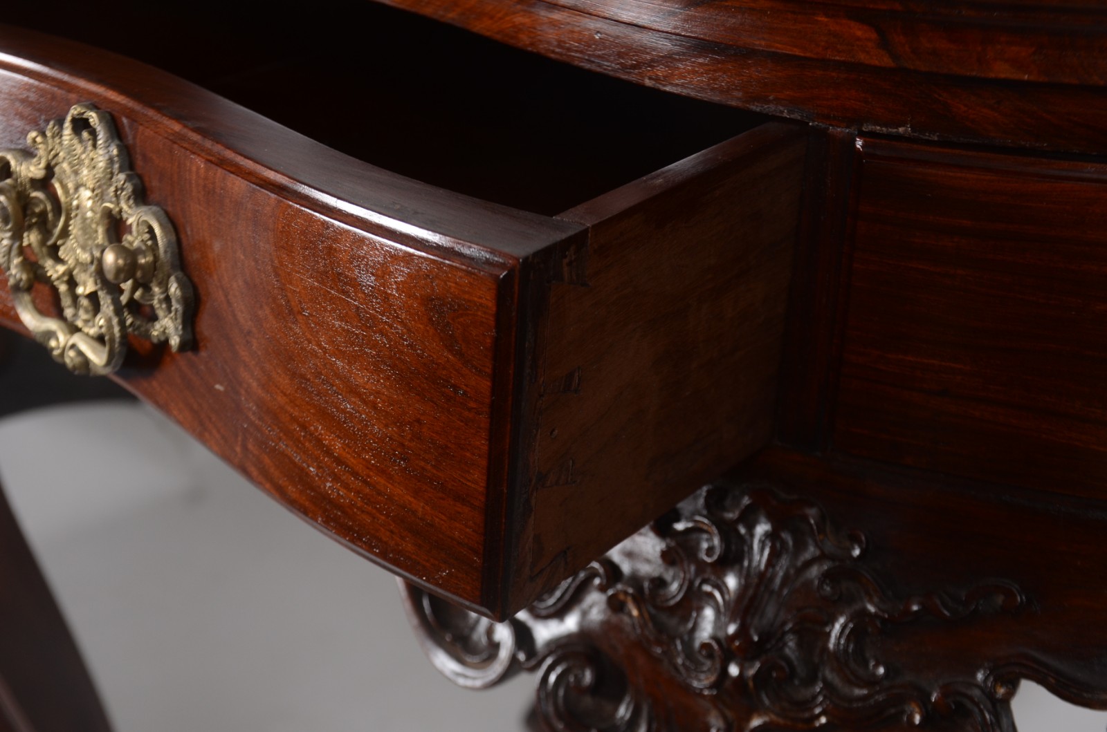 Mesa de apresentação, estilo Dom José, de jacarandá com 2 gavetas e... - foto 6 de 6