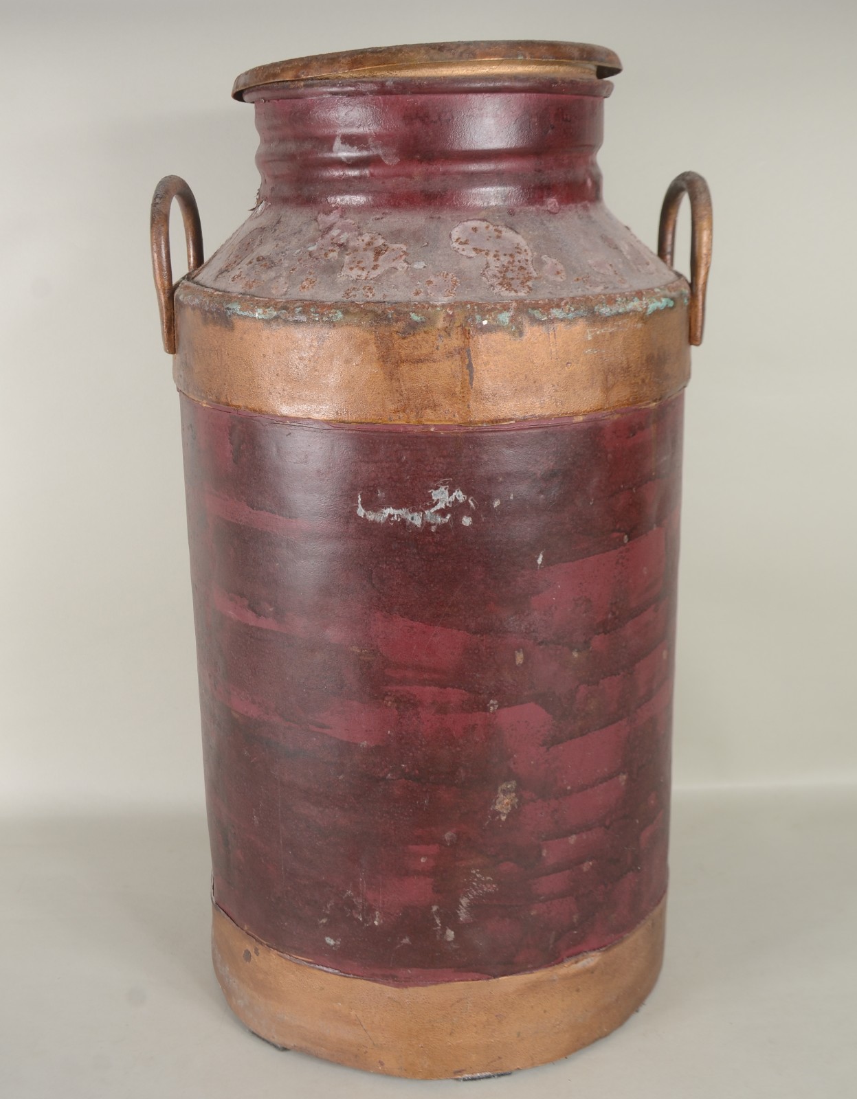Antigo galão de metal, capacidade 50 L, para transportar leite... - foto 4 de 10