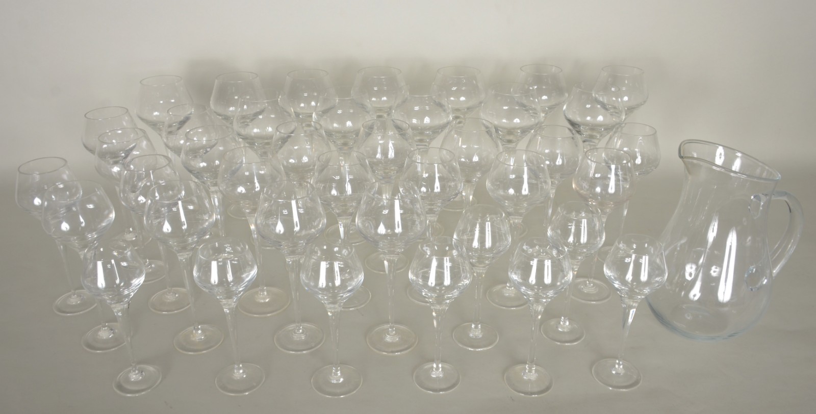 Serviço de cristal, composto de: 12 taças para água, 6 para vinho... - foto 1 de 7