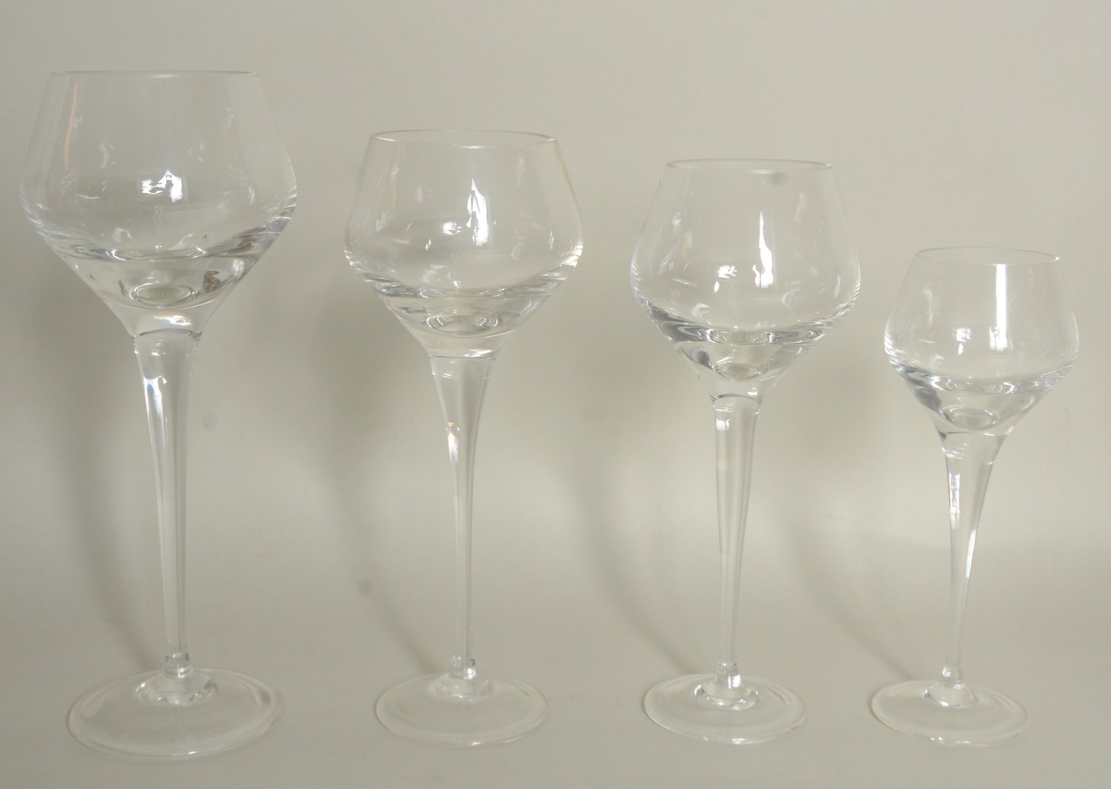 Serviço de cristal, composto de: 12 taças para água, 6 para vinho... - foto 2 de 7