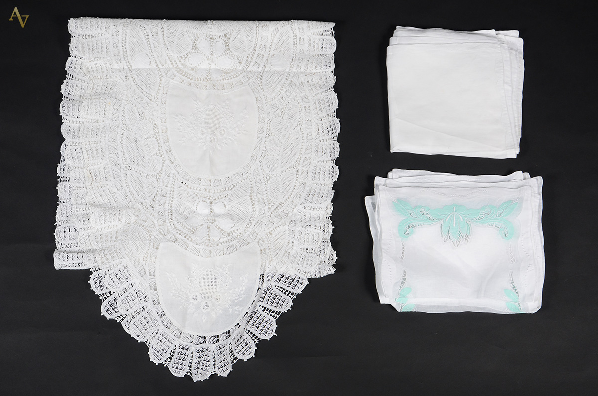 Diversas peças, sendo serviço americano de organza com 12 peças...