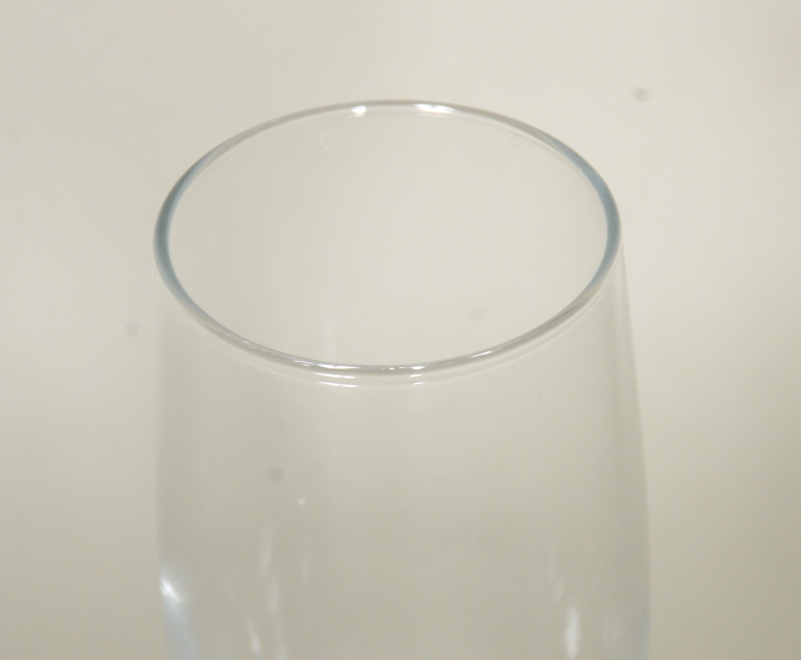 Diversas peças de vidro, sendo: 12 flutes para champagne; jarra e 2... - foto 4 de 10