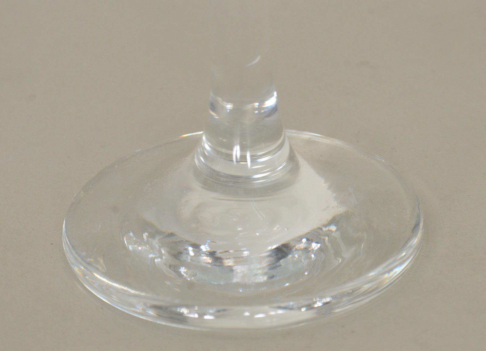 Diversas peças de vidro, sendo: 12 flutes para champagne; jarra e 2... - foto 6 de 10
