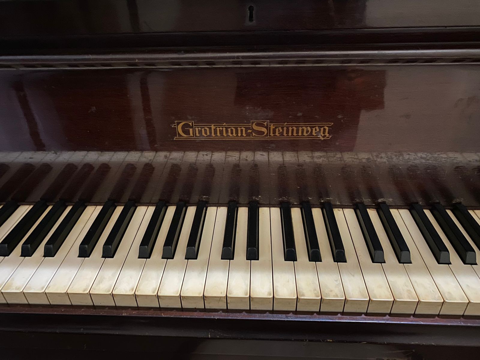 Piano de 1/4 de cauda. Acompanha banqueta. Pequenos arranhões na... - foto 3 de 9