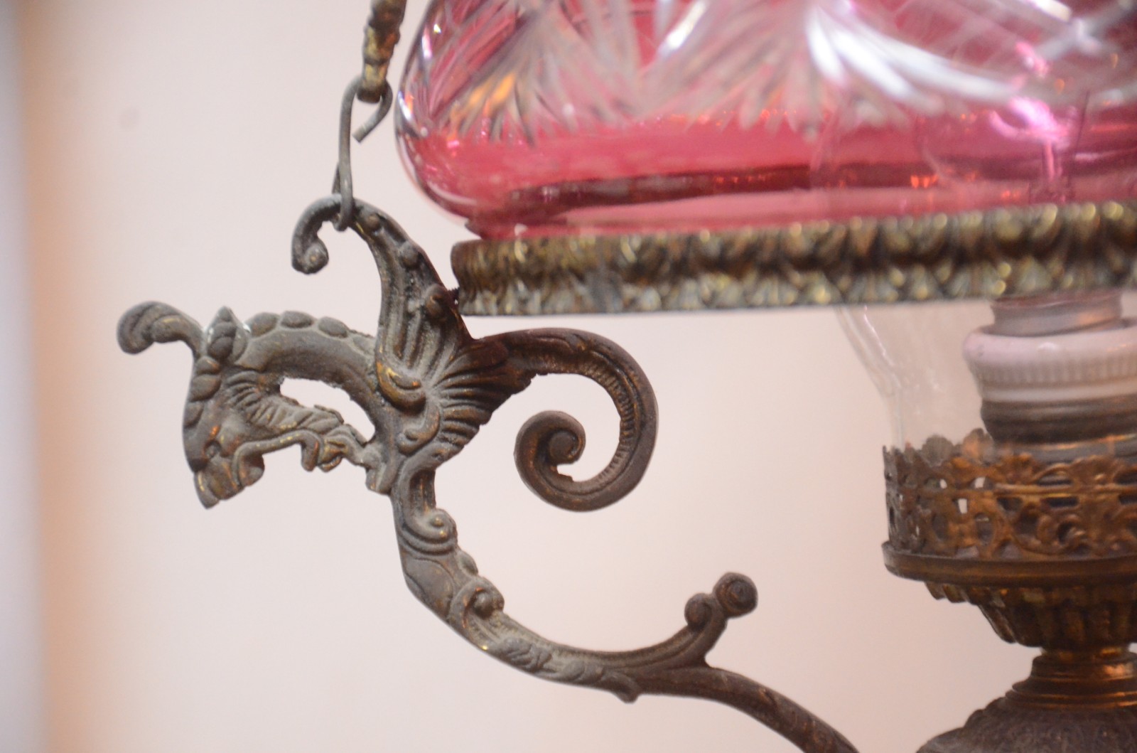 lanterna de teto de metal dourado com cúpula de vidro na cor rubi. - foto 4 de 8