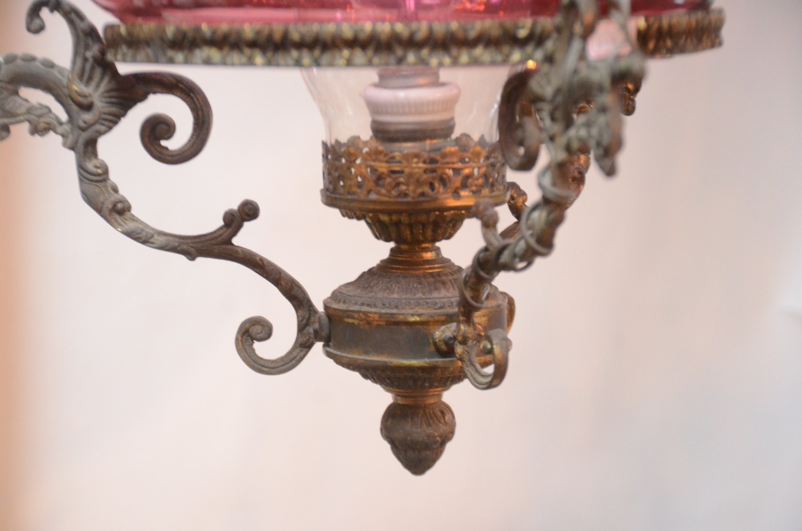 lanterna de teto de metal dourado com cúpula de vidro na cor rubi. - foto 8 de 8