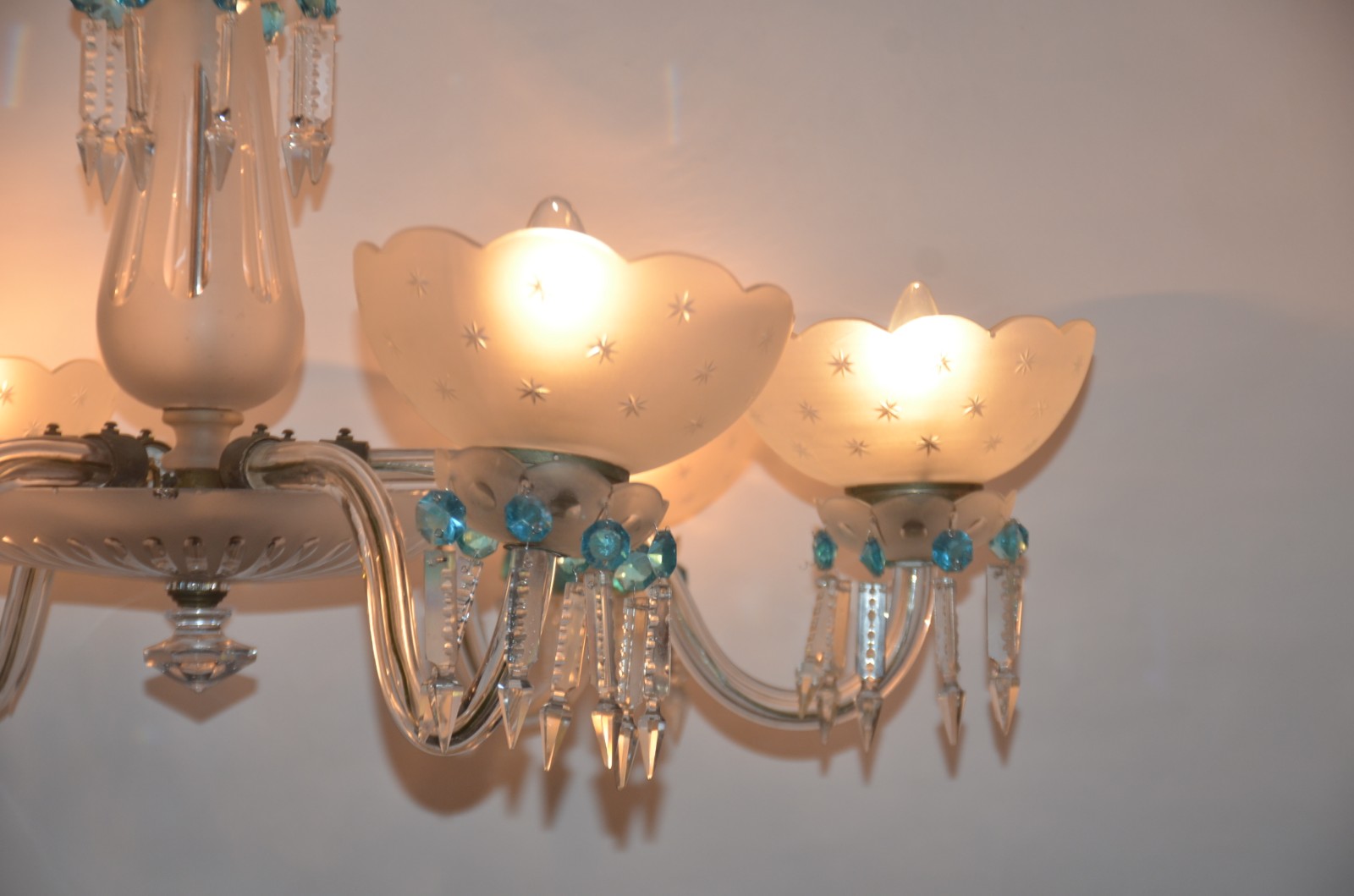 Belíssimo Lustre de cristal para 6 luzes, mangas foscas, pingentes... - foto 3 de 10