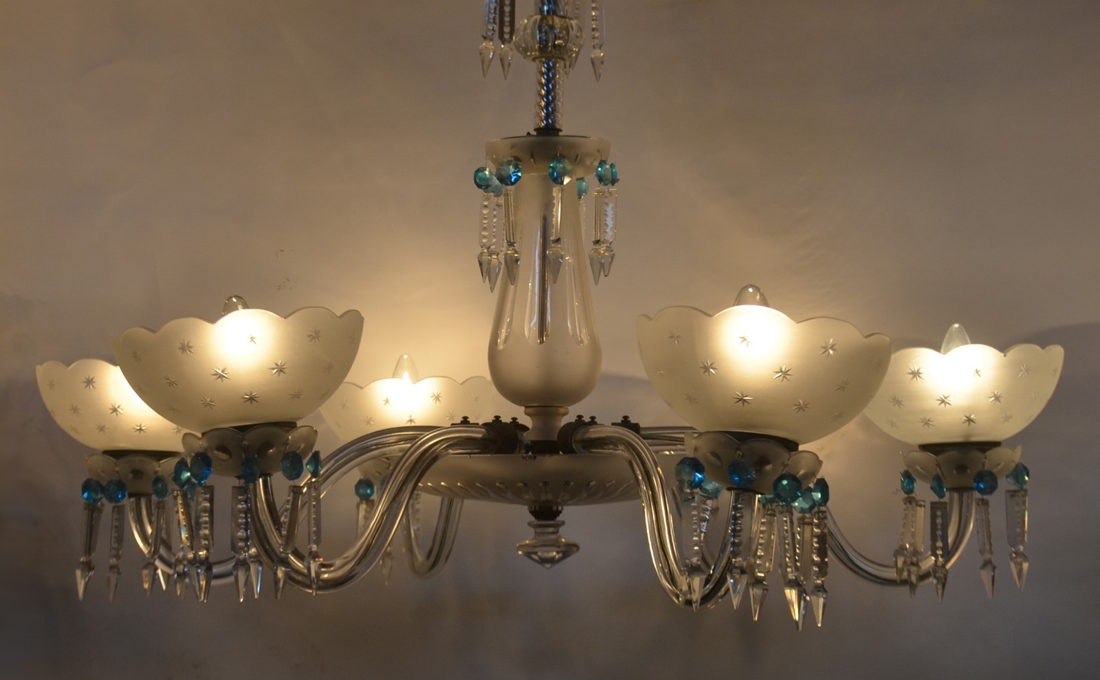 Belíssimo Lustre de cristal para 6 luzes, mangas foscas, pingentes... - foto 4 de 10