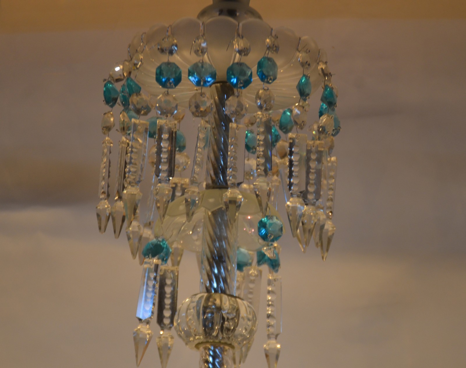 Belíssimo Lustre de cristal para 6 luzes, mangas foscas, pingentes... - foto 7 de 10