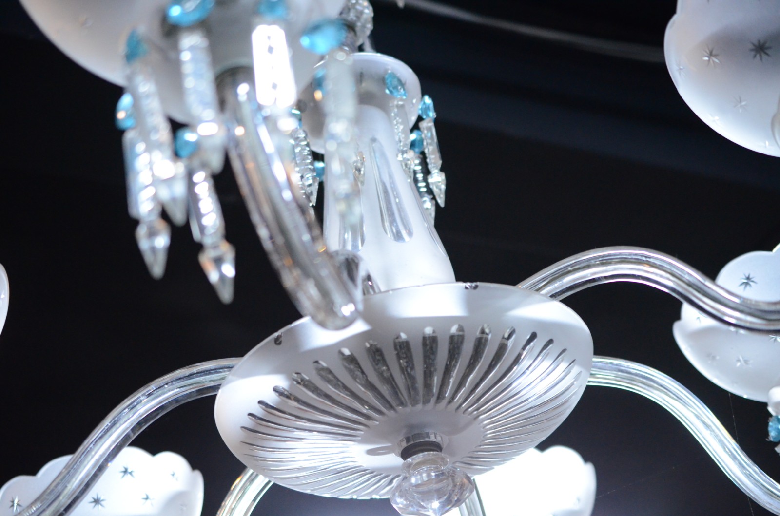Belíssimo Lustre de cristal para 6 luzes, mangas foscas, pingentes... - foto 9 de 10