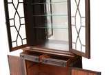 Móvel vitrine de madeira nobre, parte inferior ... - Móvel vitrine de madeira nobre, parte inferior com 2 portas e 2 gavetas  e parte superior com 2 portas de vidro e 3 prateleiras internas de vidr...