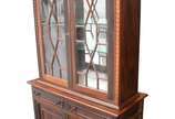 Móvel vitrine de madeira nobre, parte inferior ... - Móvel vitrine de madeira nobre, parte inferior com 2 portas e 2 gavetas  e parte superior com 2 portas de vidro e 3 prateleiras internas de vidr...