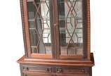 Móvel vitrine de madeira nobre, parte inferior ... - Móvel vitrine de madeira nobre, parte inferior com 2 portas e 2 gavetas  e parte superior com 2 portas de vidro e 3 prateleiras internas de vidr...