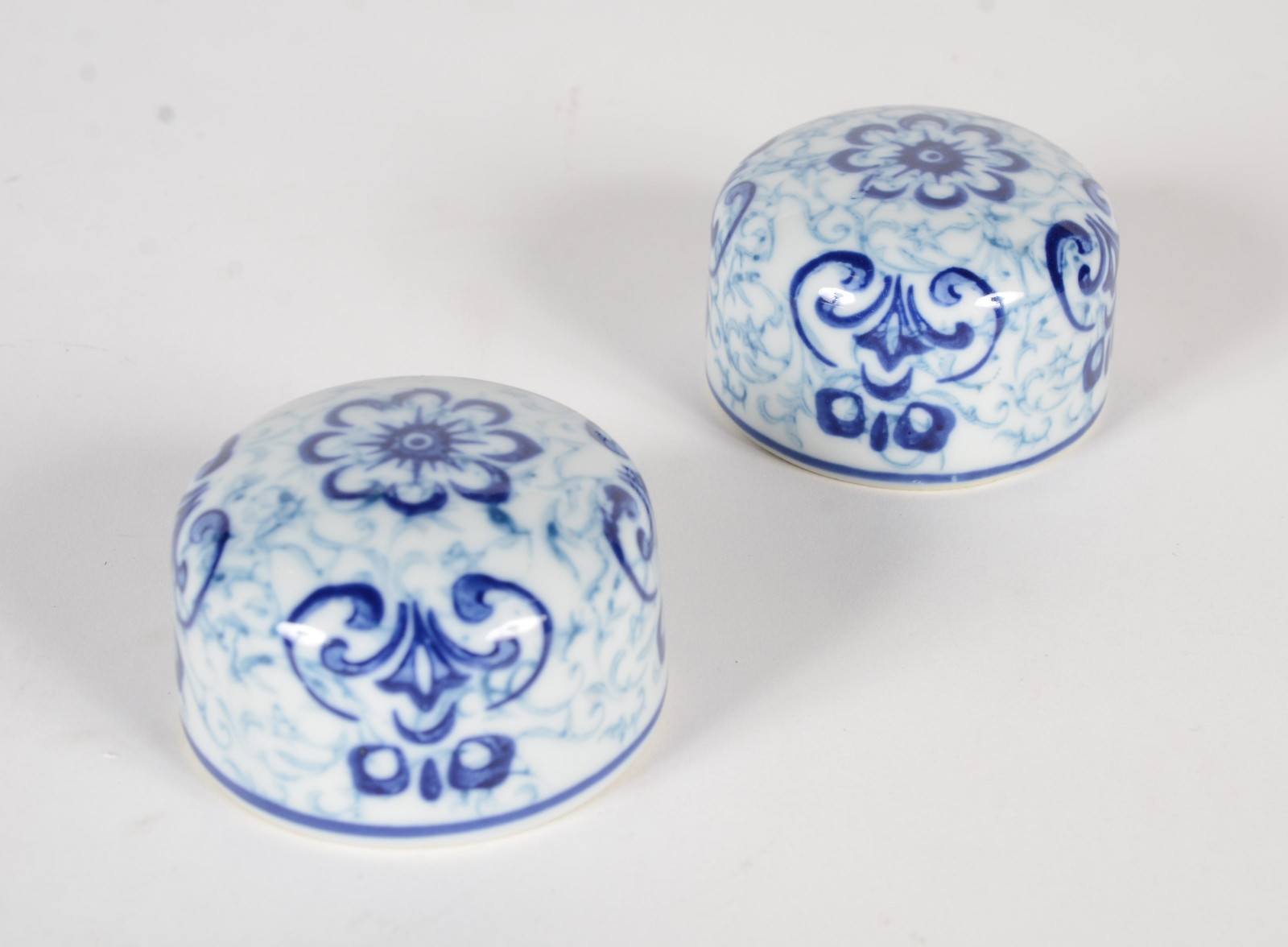 Par de potiches de porcelana chinesa decorados com guirlandas em azul... - foto 5 de 8