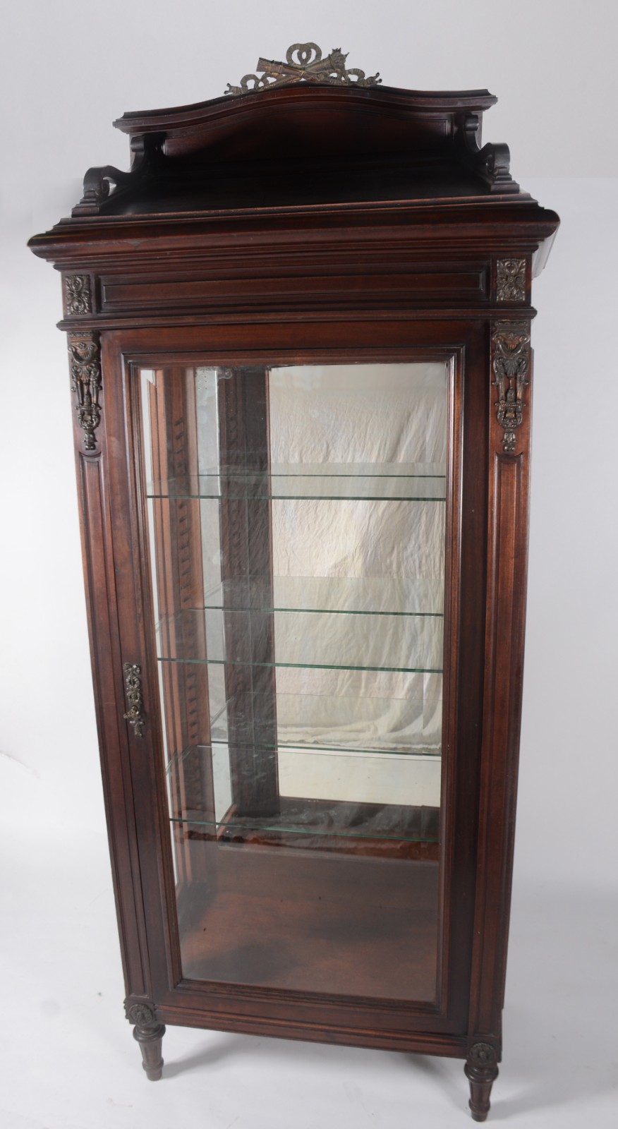 Vitrine de madeira nobre, porta vidro bisotado, fundo espelhado com 3... - foto 1 de 5